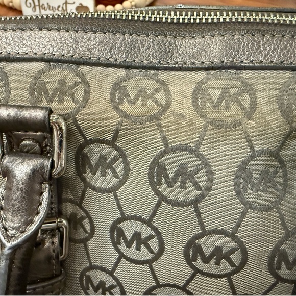 Michael Kors Monogram Gray Bag - Picture 2 of 16